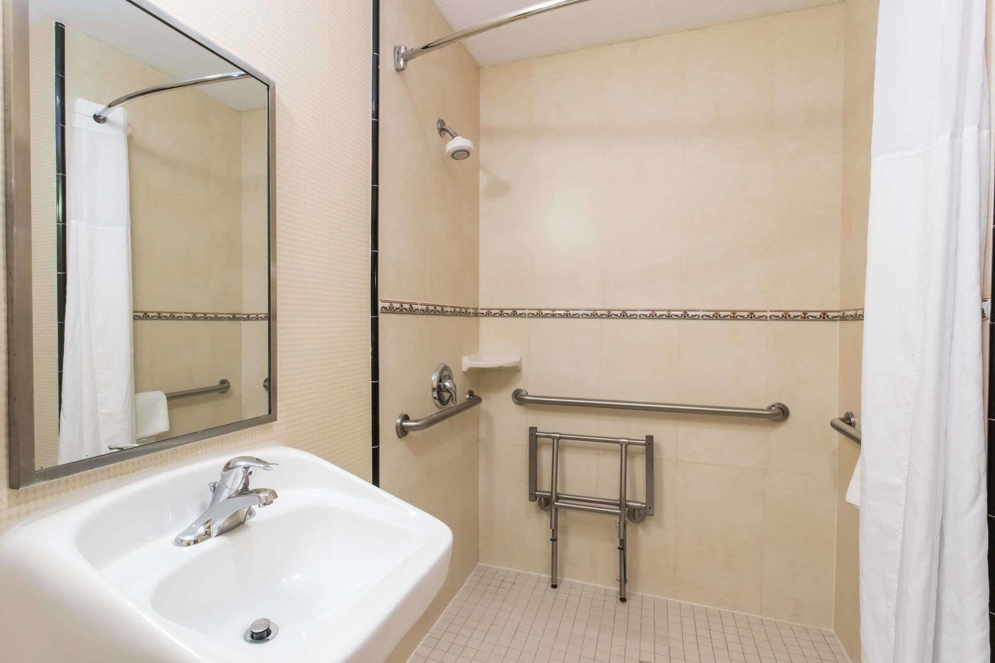 Days & By Wyndham Pierce I-95 Hotel 3*